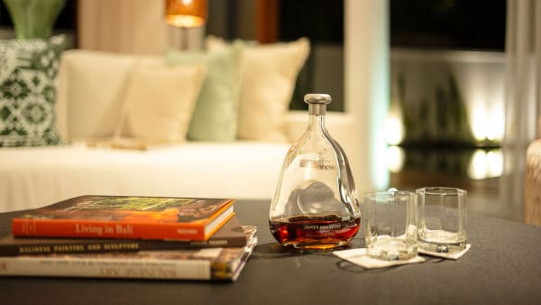 Villa Indrani - Book and liquor